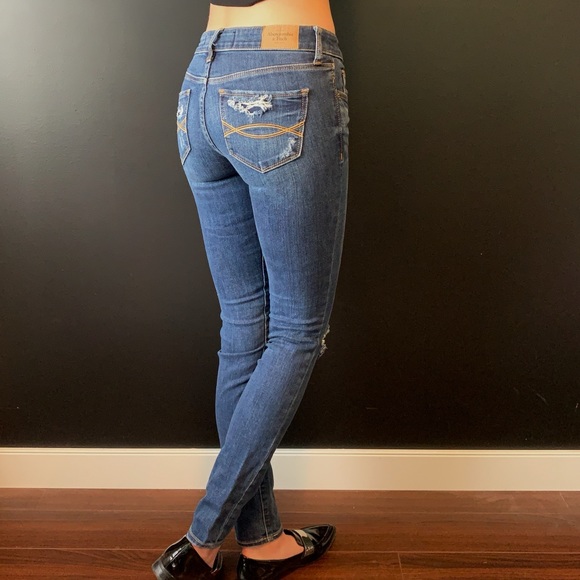 Distressed medium wash Abercrombie skinny Jean - Picture 4 of 6
